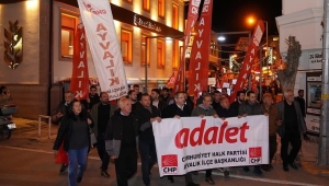 μεσοβδόμαδα, νυχτερινή διαδήλωση στ’ Αϊβαλί (Adalet =Δικαιοσύνη!)