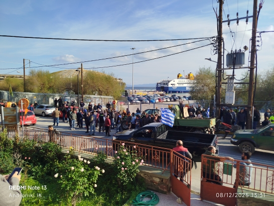 Αποκλείστηκε από αγρότες το Λιμάνι Μυτιλήνης [Vid&amp;Pics]
