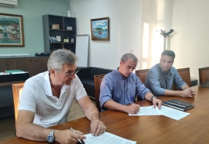 Σιγμιότυπο απο την υπογραφή της σύμβασης
