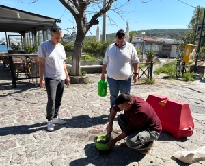 Εθελοντές αποκαθιστούν πλακόστρωτο στην Παναγιούδα