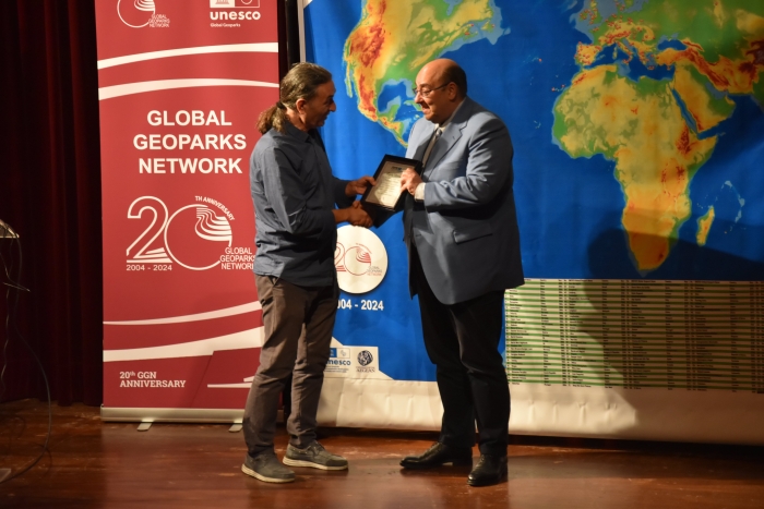 Στιγμιότυπο από την βράβευση του Δημάρχου Δυτικής Λέσβου, Ταξιάρχη Βέρρου από τον Πρόεδρο του Μουσείου Φυσικής Ιστορίας Απολιθωμένου Δάσους Λέσβου καθηγητή Νίκο Σουλακέλλη