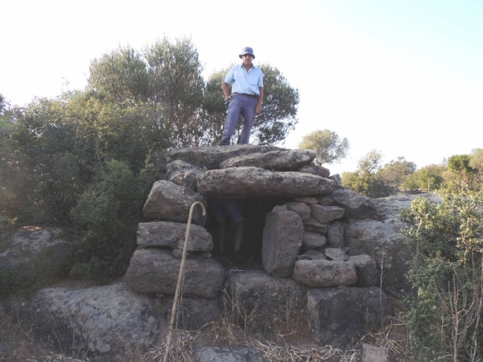 Η νότια πρόσοψη του κτίσματος - The megalithic grave