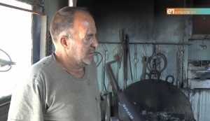 Πέτρος Βασιλακάκης από τους τελευταίους σιδεράδες που χρησιμοποιεί το καμίνι [Vid]