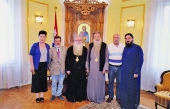 Ο μητροπολίτης Μυτιλήνης, Ιάκωβος, και ο τέως δήμαρχος Λέσβου, Δ. Βουνάτσος, μαζί με τον νέο μητροπολίτη Σαράγεβου, Χρυσόστομο, που σπούδασε στη Θεολογική του ΑΠΘ, και τους συνοδούς της λεσβιακής αντιπροσωπείας κατά την επίσκεψη της στη Βοσνία