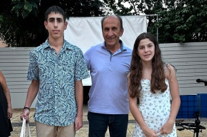 Ο πρόεδρος του Συλλόγου, Δημήτρης Παπαχρυσός με βραβευθέντες 