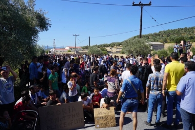 Πορεία αιτούντων άσυλο έξω από τη Μόρια [Vid]