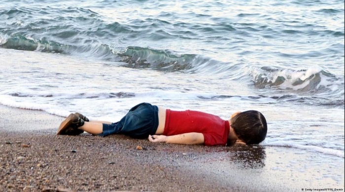 O 3χρονος κουρδικής καταγωγής Άλαν Κούρντι, Σεπτέμβριος 2015. Ένα ναυάγιο μεταναστών και ένας θάνατος που συγκλόνισε την παγκόσμια κοινή γνώμη