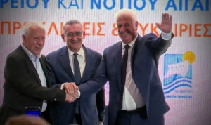 Ο Περιφερειάρχης Βορείου Αιγαίου Κωνσταντίνος Μουτζούρης με τον Περιφερειάρχη Νοτίου Αιγαίου Γιώργο Χατζημάρκο και τον Περιφερειάρχη Ιονίων Νήσων Γιάννη Τρεπεκλή