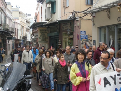 Η πορεία των απεργών στην κεντρική αγορά της Μυτιλήνης