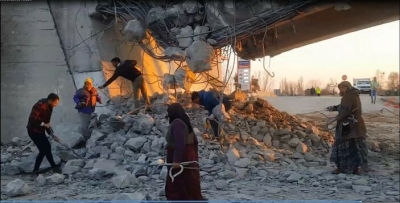 Κατεδαφίζεται γέφυρα στην Αδριανούπολη, ο κόσμος μαζεύει παλιοσίδερα