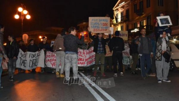 Ζητούν να απεγκλωβιστούν… από τη Λέσβο!