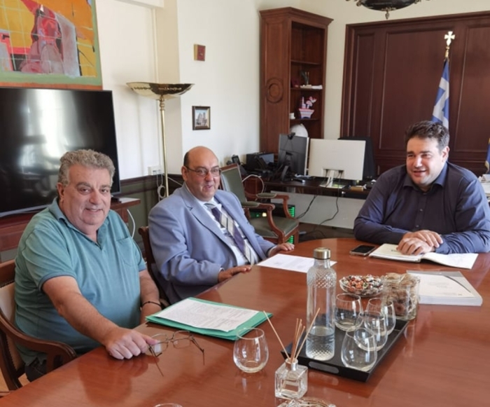 Στιγμιότυπο από την συνάντηση του Δημάρχου Δυτικής Λέσβου, Ταξιάρχη Βέρρου και του ειδικού συνεργάτη Κώστα Κατσαρού με τον αναπληρωτή Υπουργό Εσωτερικών Θεόδωρο Λιβάνιο 