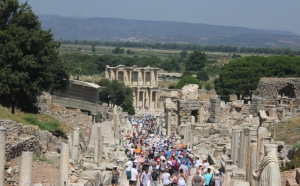 Διαμαρτυρίες για παράθεση δείπνου στον αρχαιολογικό χώρο της Εφέσου