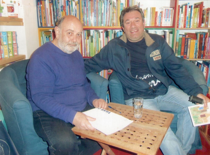 Ο Αλέξης Πανσέληνος με τον Παναγιώτη Σκορδά στο βιβλιοπωλείο «Book and Art», στη Μυτιλήνη, τον Μάρτιο του 2016