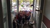 Γέμισε ομπρέλες και μαθητές χτες το Δημαρχείο Φωτό: Ιγνάτης Τσικνής