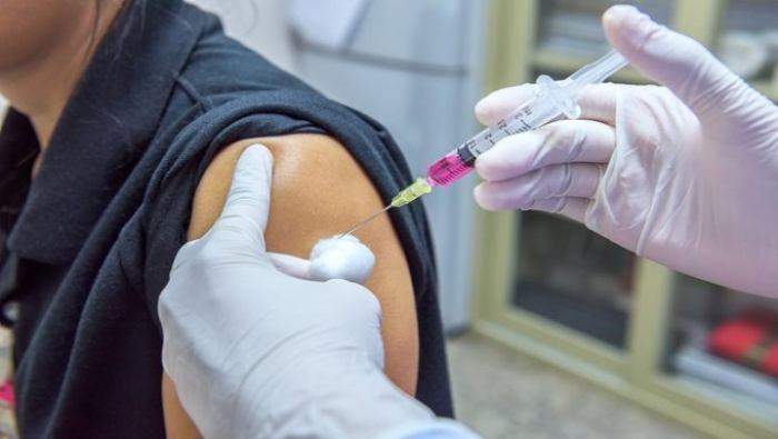 Οι πρώτοι εμβολιασμοί: Υγειονομικοί, πολιτικοί και ένας Μητροπολίτης