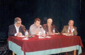 Στο θεατράκι του Φ.Ο.Μ, στις 3 Νοεμβρίου του 2008, σε παρουσίαση βιβλίου. Από αριστερά: Θανάσης Καλαμάτας, Παναγιώτης Σκορδάς, Κώστας Μίσσιος, Στρατής Μολίνος.