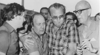 24 Ἰουλίου 1974. Ο Σάκης Καράγιωργας, κατά την αποφυλάκισή του, στην αγκαλιά του Τάκη Μπενά και άλλων συντρόφων του, έξω από τις Φυλακές Κορυδαλλού.