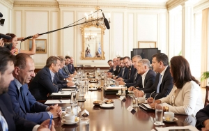 Θεσμοθετείται η τακτική συνάντησή τους και η επικοινωνία με «τριψήφιους» 