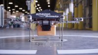 Αυτόνομα ρομποτικά ελικοπτεράκια για... κούριερ εξετάζει η Amazon