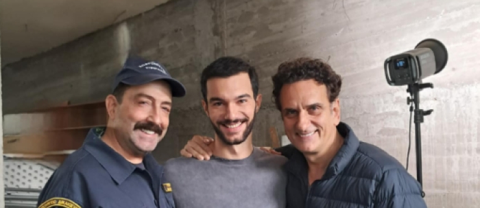 Ο Γιώργος Λημναίος σε ρόλο δεσμοφύλακα με το Νίκο Ψαρρά στο ρόλο του Μανώλη Σταβέρη και τον Γιάννη Σύριο στον ρόλο του Λευτέρη Σταβέρη 