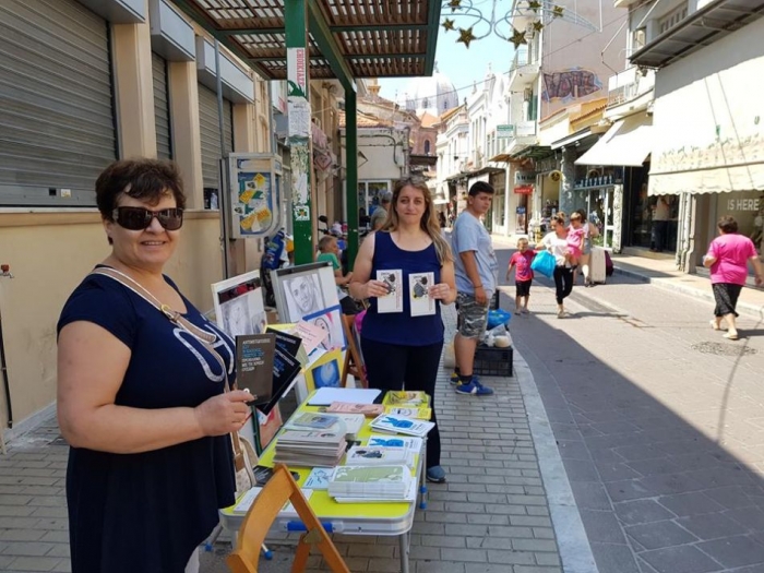 Η «Πνοή» εν δράσει κατά των ναρκωτικών, στελέχη της οποίας με χαμόγελο ενημέρωναν τους περαστικούς για την Παγκόσμια Ημέρα Κατά των Ναρκωτικών.