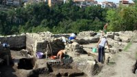 Ένας αρχαιολόγος και δύο εργατοτεχνίτες