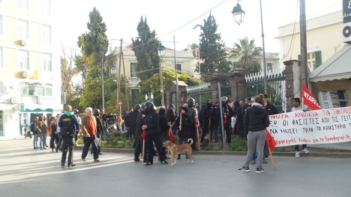 Με κουκούλες και κράνη, μέλη του αντιεξουσιαστικού χώρου και αλληλέγγυοι περιφρουρούν την κατάληψη των προσφύγων στα γραφεία του ΣΥΡΙΖΑ/ Σάββατο 25.11.2017