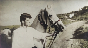 1961. Άνθρωπος και άλογο έτοιμοι για το πανηγύρι. Εικονίζεται ο Δημήτρης Αναγνωστής.