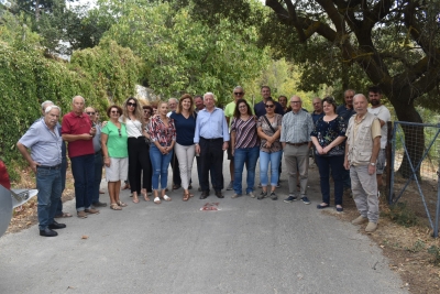 Φωτογραφία αρχείου που κοινοποιήθηκε στα ΜΜΕ παραμονές αυτοδιοικητικών εκλογών. Στο δελτίο Τύπου σημειωνόταν ότι ο Περιφερειάρχης Βορείου Αιγαίου Κωνσταντίνος Μουτζούρης συνοδευόμενος από τον Εκτελεστικό Γραμματέα της Περιφέρειας Αριστόβουλο Ελευθερίου και στελέχη της Τεχνικής Υπηρεσίας της Περιφέρειας βρέθηκε στις 25 Σεπτεμβρίου 2023 επί τόπου για να επιβλέψει την έναρξη των εργασιών στο έργο Μεγαλοχώρι - Αγιάσος .