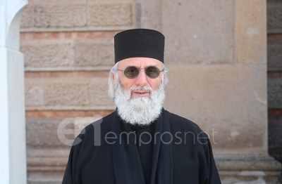 Ο π. Αθανάσιος Γιουσμάς είναι εφημέριος του Ιερού Ναού Αγίου Θεράποντος Μυτιλήνης
