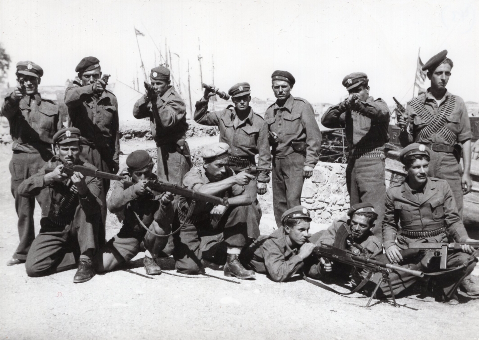 Στη φωτογραφία Λέσβιοι Ελασίτες το 1944 στη Μυτιλήνη 