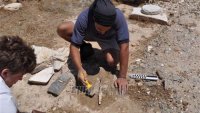 Ένας αρχαιολόγος - τέσσερις εργάτες