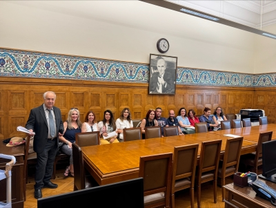 Στιγμιότυπο από την συνάντηση μαθητών, δασκάλων, γονέων και κηδεμόνων της ΣΤ΄ τάξης του 6ου Δημοτικού Σχολείου Μυτιλήνης με τον βουλευτή Λέσβου του ΠΑΣΟΚ Παναγιώτη Παρασκευαΐδη