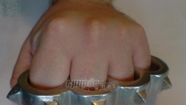 Με σιδερογροθιά, κάτω από τη σέλα