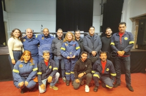 Η βραβευθείσα Πελαγία Μαλαμά και μέλη της ομάδας δασοπυρόσβεσης Πολιχνίτου 