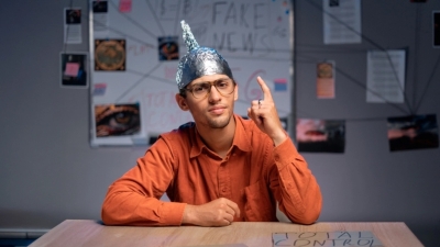 Εξωγήινες πυραμίδες, «μαϊμού» προσελήνωση και Covid: Γιατί οι νέοι είναι πιο επιρρεπείς στις θεωρίες συνωμοσίας;