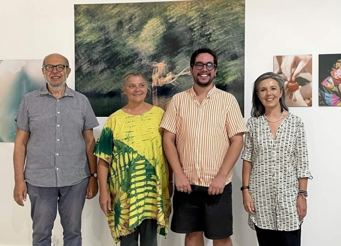 Στην φωτογραφία οι Ορσία Σοφρά και η Susanne Kessler, με τον σύζυγο της καλλιτέχνιδας και τον Νικόλα Βαμβουκλή, καλλιτεχνικό διευθυντή της K-Gold Temporary Gallery