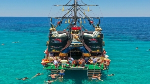 «Πειρατικό» - τουριστικό καΐκι στο Δικελί