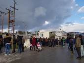 Κυριακή μεσημέρι στη Μόρια, οι πρόσφυγες ετοιμάζονται να επιβιβαστούν σε λεωφορείο για να μεταφερθούν στο λιμάνι.