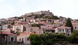 Θα λειτουργήσει και φέτος η αυλή του Σχολείου Μήθυμνας ως χώρος δωρεάν στάθμευσης