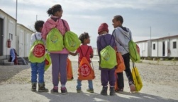 Εξώσεις προσφύγων και μαθητές εκτός σχολείων